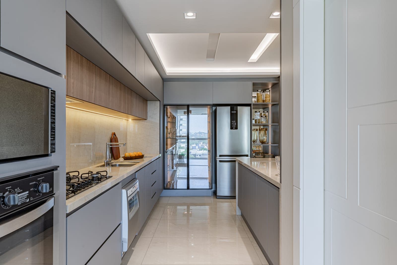 Obra Gesso Limpo · cozinha planejada com sanca de iluminação embutida