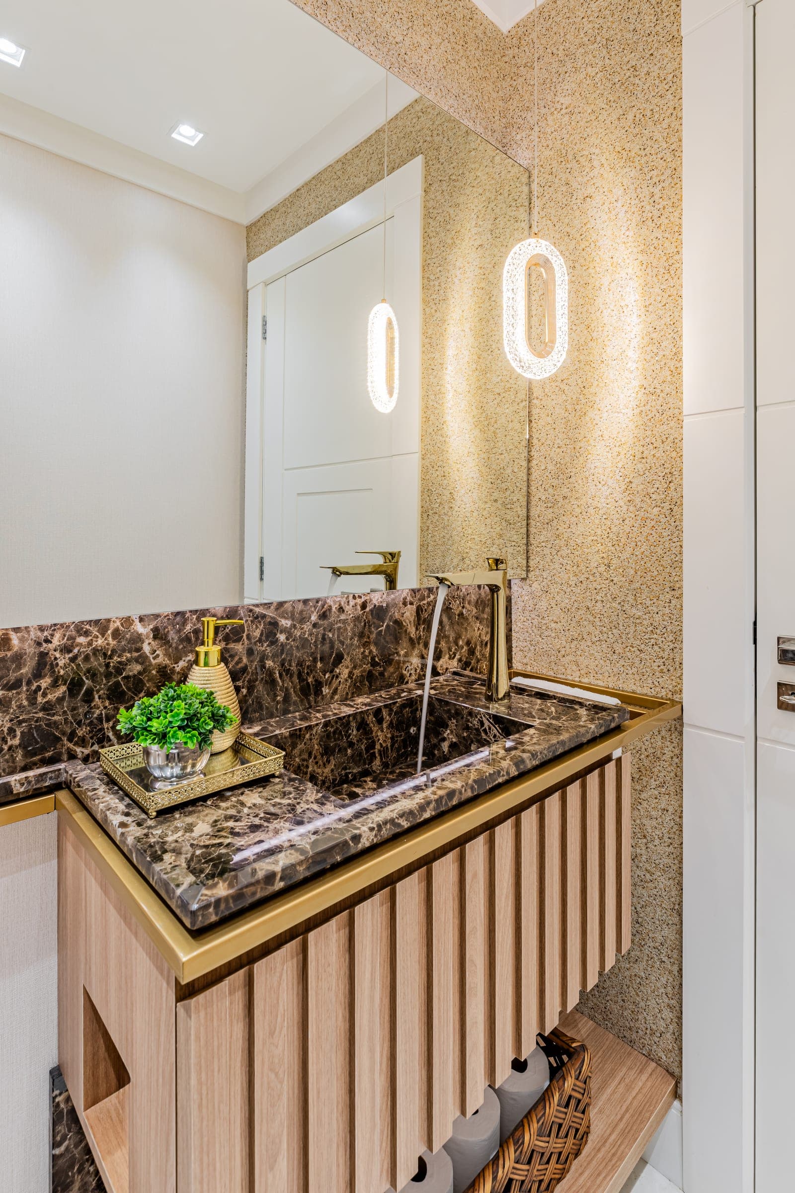 Obra Gesso Limpo · lavabo em mármore com pendentes e marcenaria sob medida