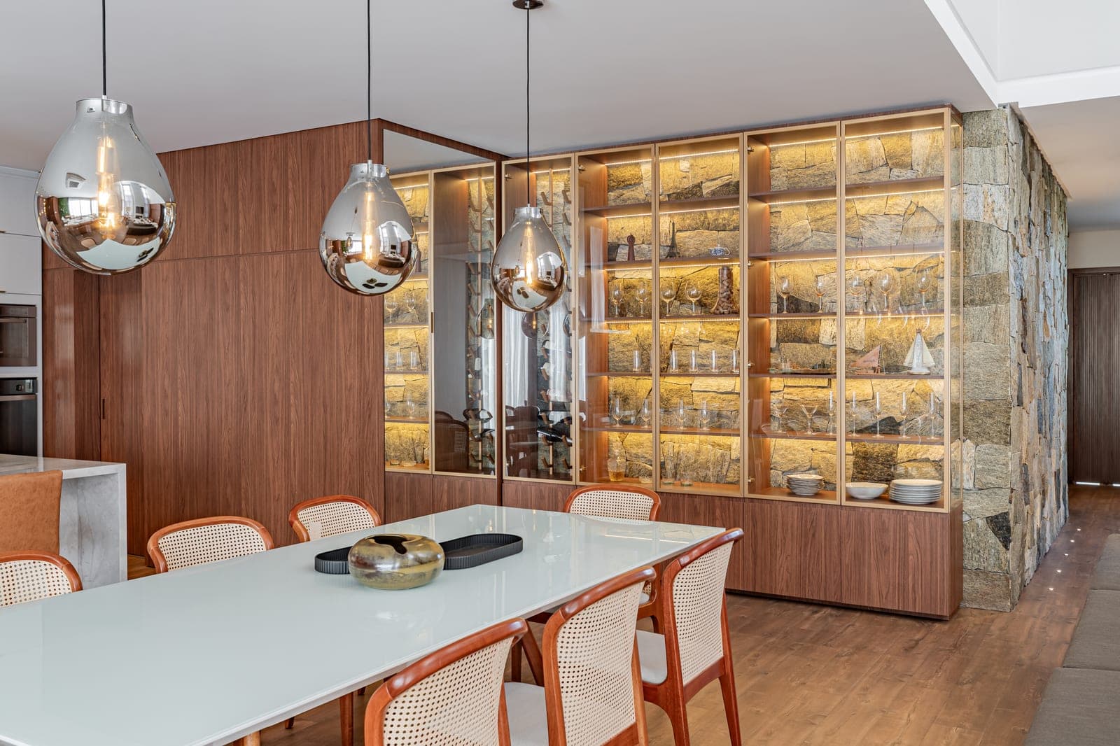 Obra Gesso Limpo · sala de jantar com forro e iluminação cênica